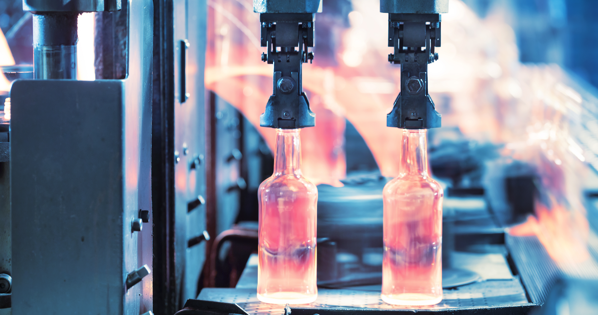 Литье стеклянных флаконов. Завод «Glass Bottling Plant Cristalchile» в Чили. Выплавление стекла. Литье из стекла. Кидающий стекло